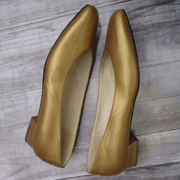 SIZE 7.5. Stuart Weitzman VTG gold /metallic leather shoes. - Picture 11 of 16